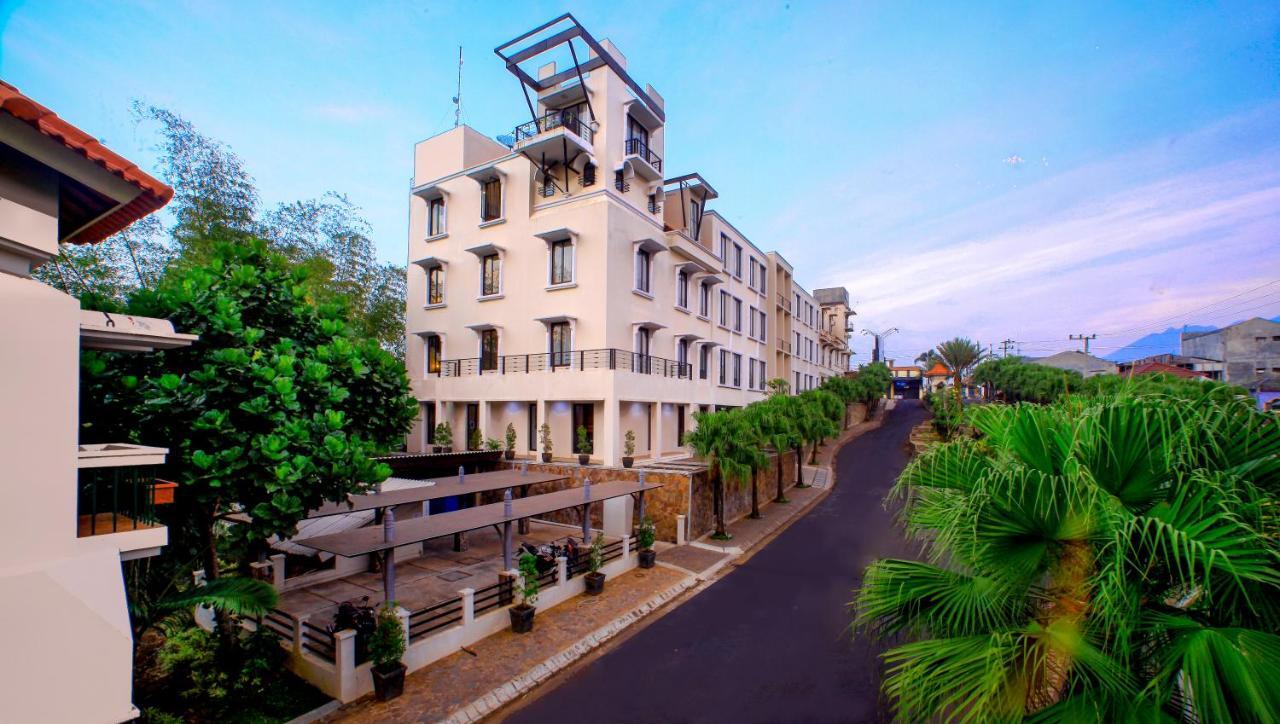 El Hotel Malang Exterior foto